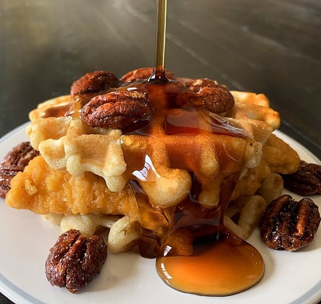 how to eat chicken and waffles