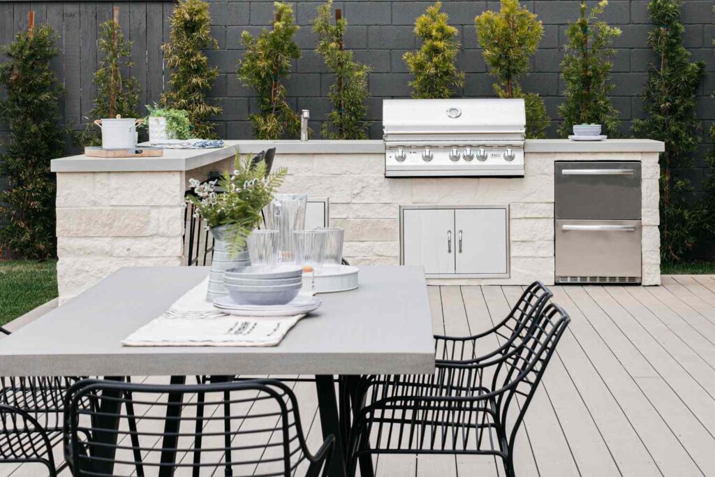 outdoor kitchen ideas, luxury outdoor kitchen, high-end outdoor kitchen design, outdoor kitchen appliances, modern outdoor kitchen, outdoor kitchen renovation, custom outdoor kitchen, outdoor grill setup, outdoor kitchen countertops, upscale outdoor kitchen